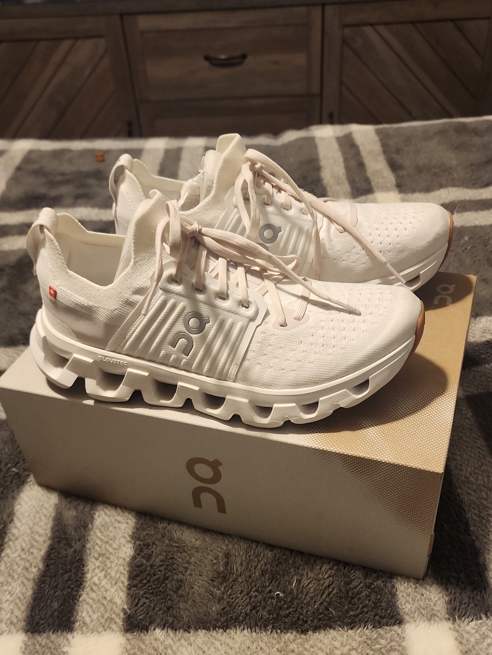 Ladies On Cloud Swift 4 Pink & White Size 8
